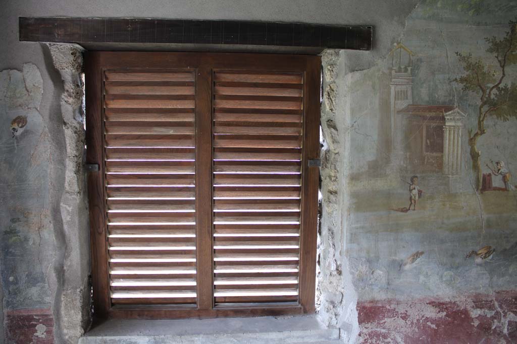 IX.5.9 Pompeii. May 2019. Room “l (L)”, looking towards south wall with window overlooking peristyle “i”.
Foto Christian Beck, ERC Grant 681269 DÉCOR.