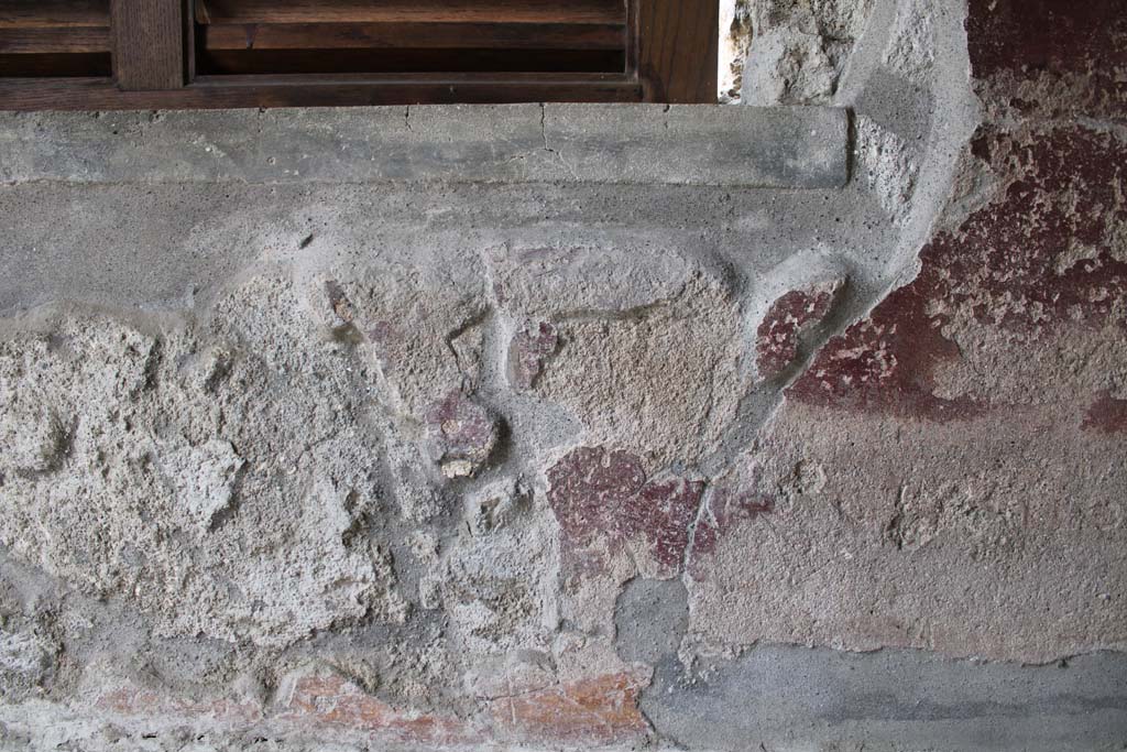 IX.5.9 Pompeii. May 2019. Room “l (L)”, remaining painted zoccolo on south wall below window.
Foto Christian Beck, ERC Grant 681269 DÉCOR.