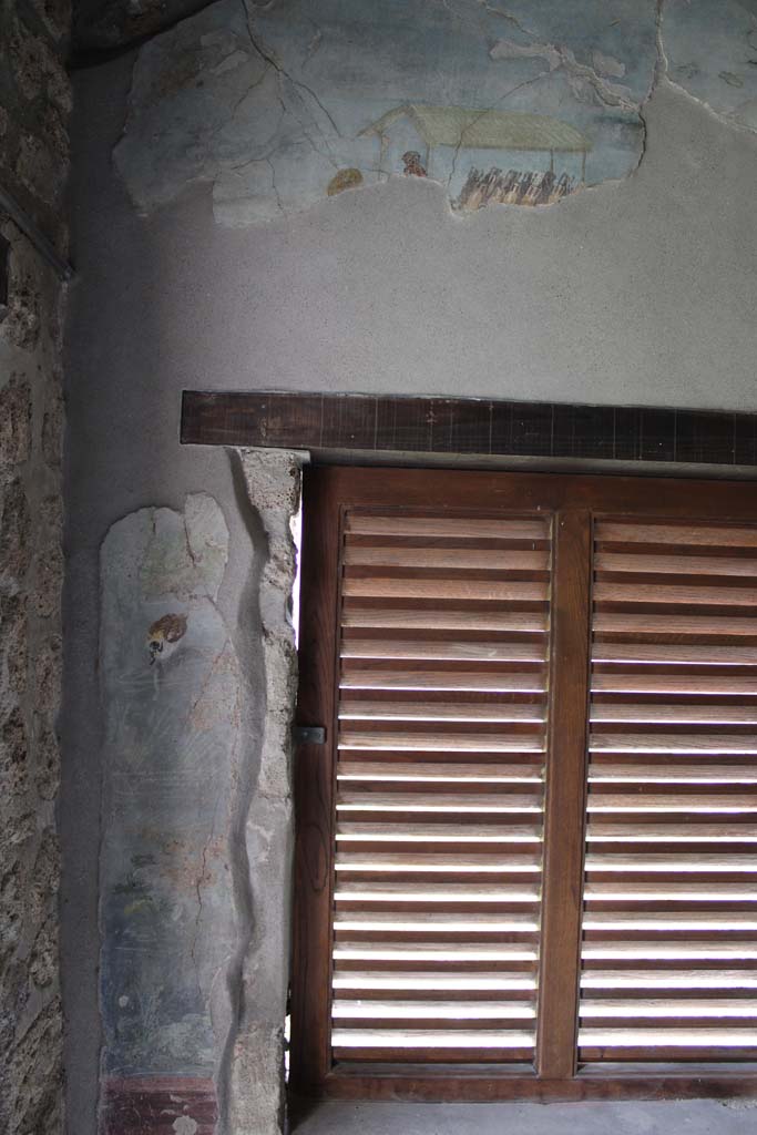 IX.5.9 Pompeii. May 2019. Room “l (L)”, south wall at east end of window.
Foto Christian Beck, ERC Grant 681269 DÉCOR.