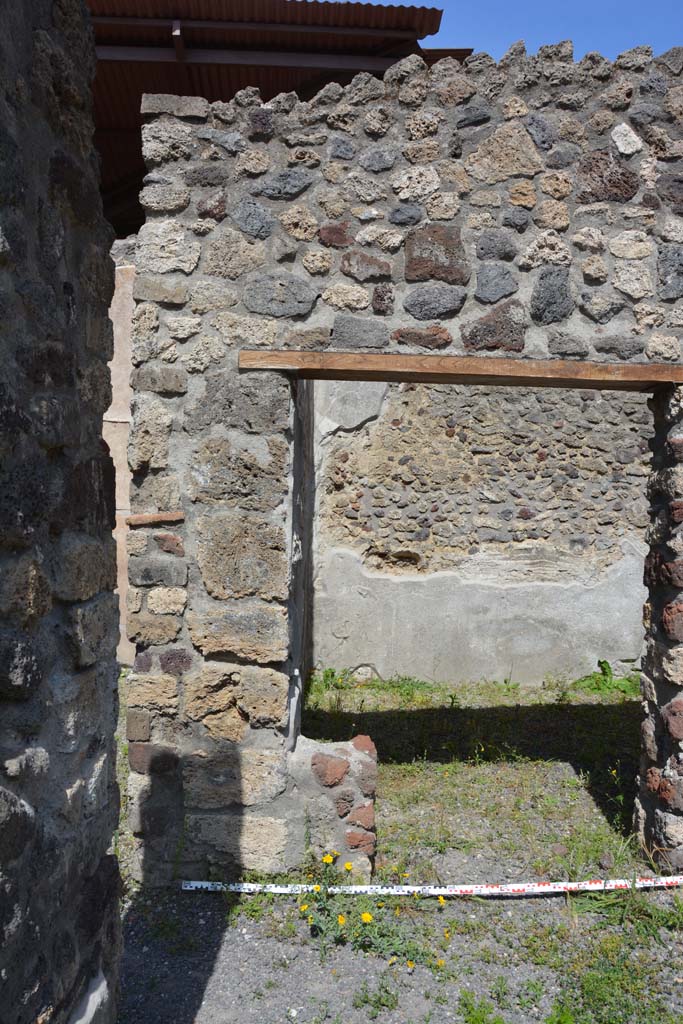 IX.5.9 Pompeii. May 2017. Room “m”, looking east through doorway at north end of east portico.
Foto Christian Beck, ERC Grant 681269 DÉCOR.