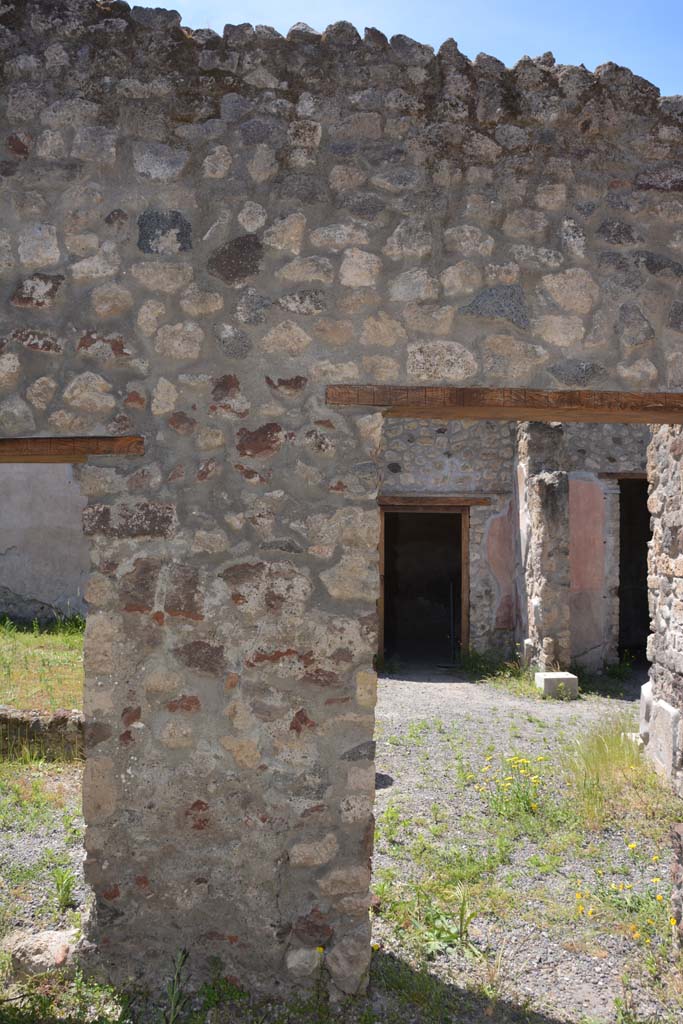 IX.5.9 Pompeii. May 2017.
Room “m”, looking towards upper wall above doorways in west wall, looking out onto east portico “k”.
Foto Christian Beck, ERC Grant 681269 DÉCOR.