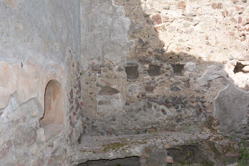 IX.5.9 Pompeii. May 2017. Room “n”, looking towards east wall in north-east corner above hearth, with a bricked-up niche.
The holes in the wall housed the beams for a low attic.
Foto Christian Beck, ERC Grant 681269 DÉCOR.