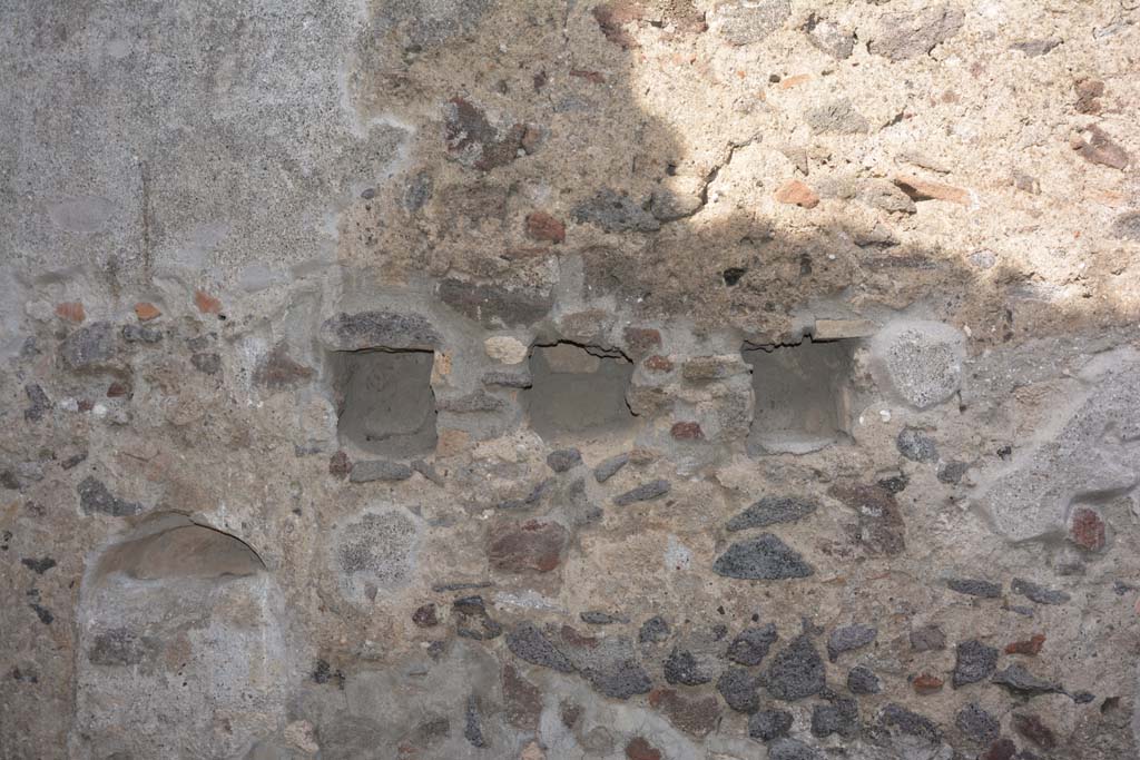 IX.5.9 Pompeii. May 2017. Room “n”, detail from east wall showing the holes for the beams to support the low room above.
Foto Christian Beck, ERC Grant 681269 DÉCOR.