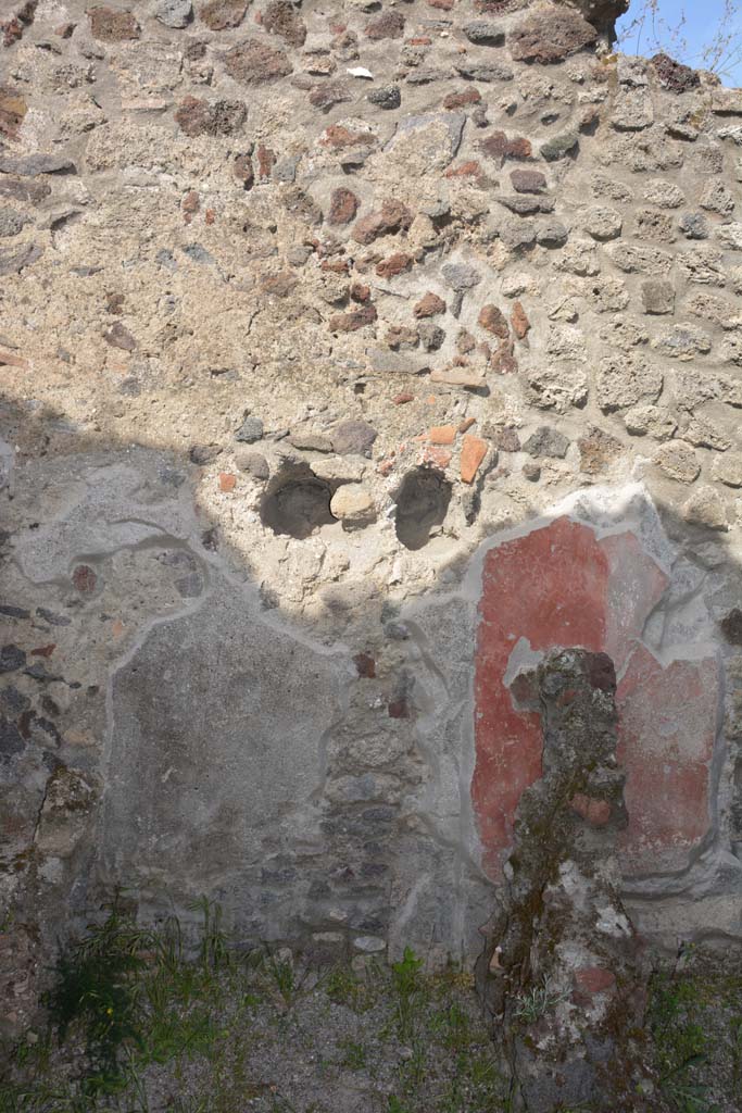 IX.5.9 Pompeii. May 2017. 
Room �n�, latrine, on left, at south end of hearth against east wall.
Foto Christian Beck, ERC Grant 681269 D�COR.

