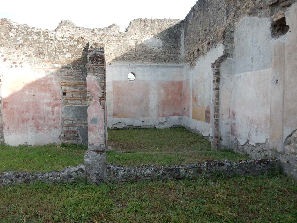 IX.5.9 Pompeii. June 2019.
Looking south across peristyle to wall of room “o”, on left, and room “p” in corner. Photo courtesy of Buzz Ferebee.