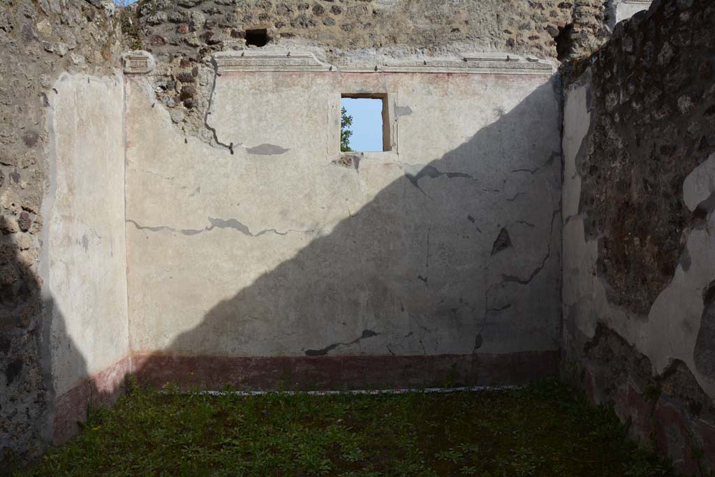 IX.5.9 Pompeii. May 2017. Room “o”, looking towards south wall with window taking light from the peristyle of IX.5.14-16.
Foto Christian Beck, ERC Grant 681269 DÉCOR.
According to PPM –
the decoration of this wall, completed with a polychrome stucco cornice, would have been based on a two-panel scheme with a narrow central compartment (with plants in the red zoccolo, and with candelabra in the white middle zone).
See Carratelli, G. P., 1990-2003. Pompei: Pitture e Mosaici. IX. (9). Roma: Istituto della enciclopedia italiana, (p.523).
