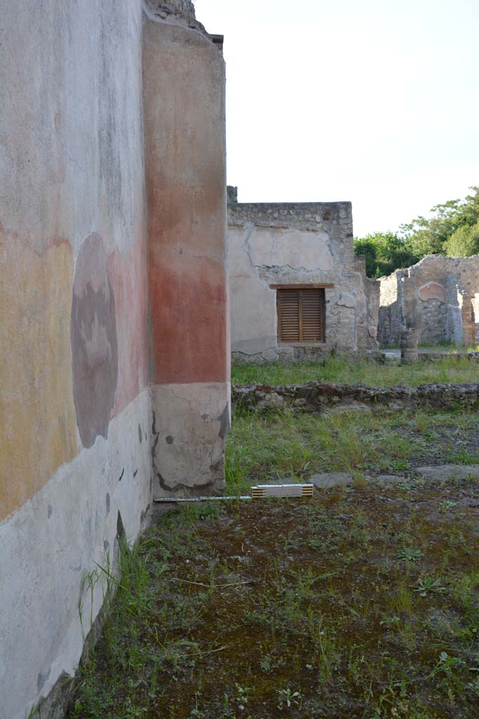 IX.5.9 Pompeii. May 2017.
Room “p”, looking north to north-west corner and through doorway onto peristyle.
Foto Christian Beck, ERC Grant 681269 DÉCOR.