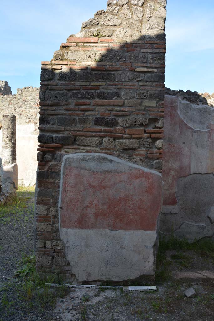 IX.5.9 Pompeii. May 2017. Room “p”, wide pilaster on east side of doorway.
Foto Christian Beck, ERC Grant 681269 DÉCOR.
