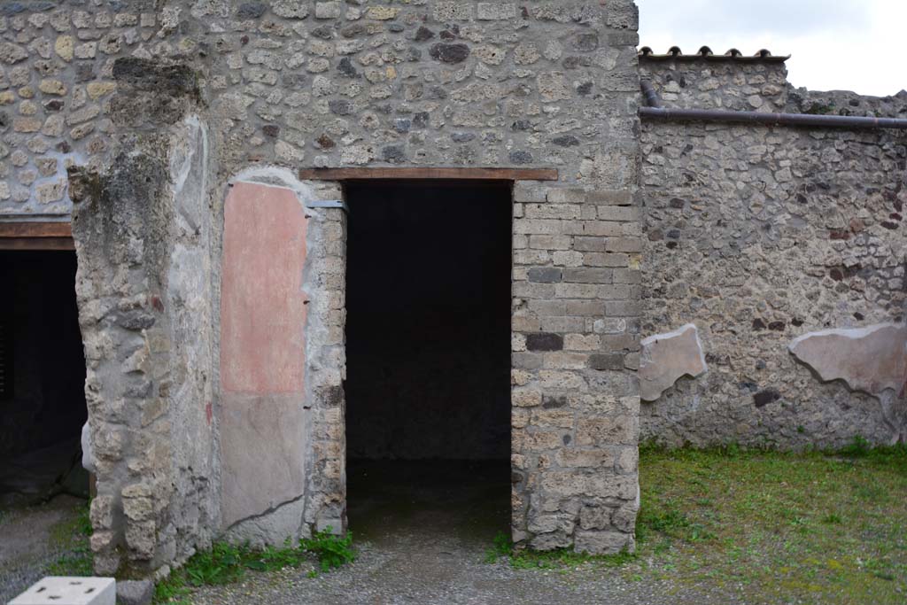 IX.5.9 Pompeii. March 2017. Room “e”, looking towards doorway in south-west corner of atrium “b”.
Foto Christian Beck, ERC Grant 681269 DÉCOR.