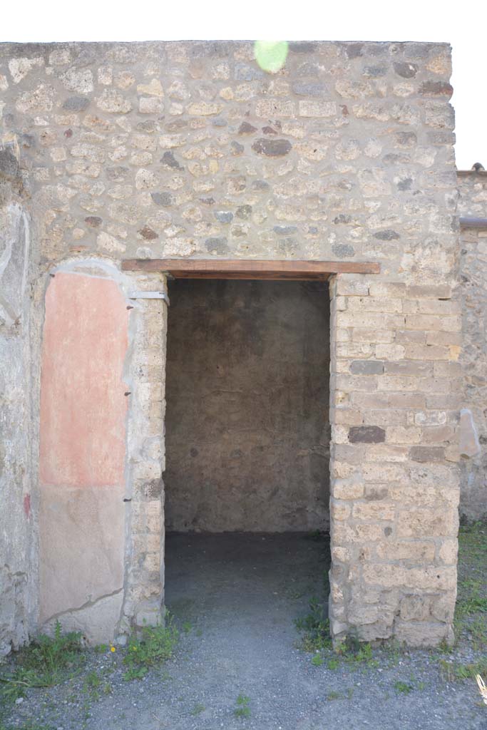 IX.5.9 Pompeii. May 2017.
Room “e”, looking west to doorway in south-west corner of atrium “b”.
Foto Christian Beck, ERC Grant 681269 DÉCOR.