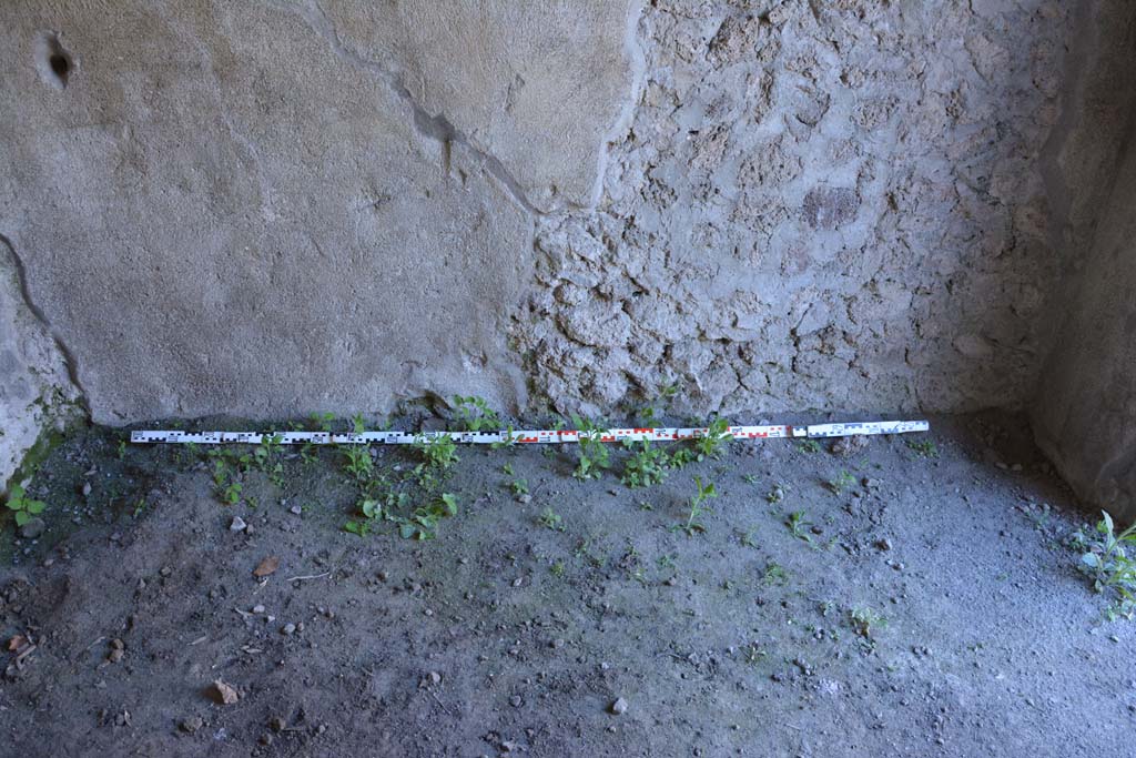 IX.5.9 Pompeii. May 2017. Room “e”, lower north wall and flooring.
Foto Christian Beck, ERC Grant 681269 DÉCOR.