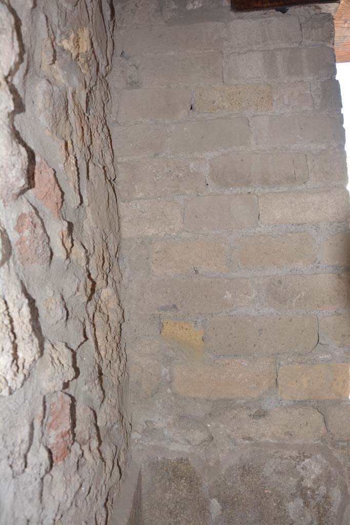 IX.5.9 Pompeii. May 2017. Room “e”, east wall on north side of doorway.
Foto Christian Beck, ERC Grant 681269 DÉCOR.