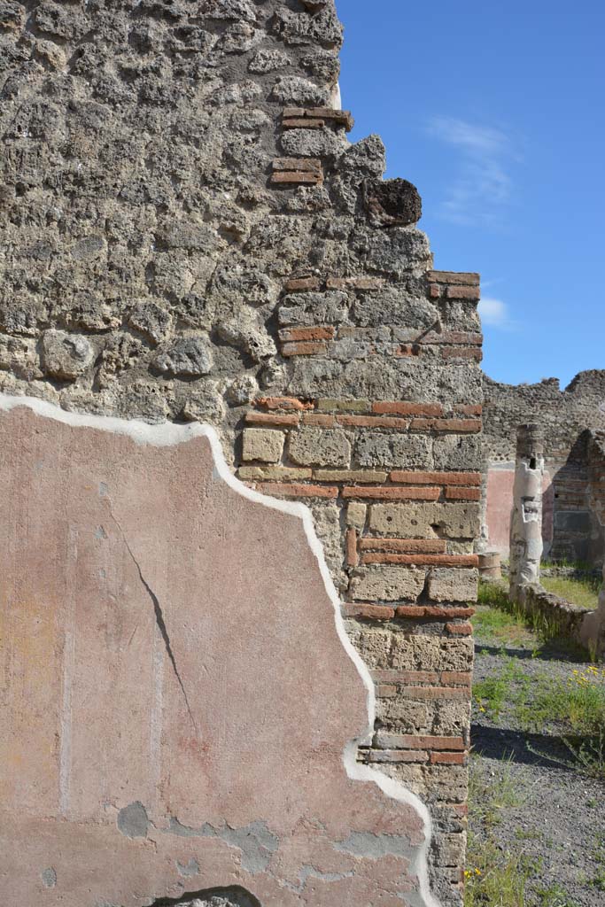 IX.5.9 Pompeii. May 2017. Room �g�, looking south to pilaster on west end of south wall.
Foto Christian Beck, ERC Grant 681269 D�COR.
