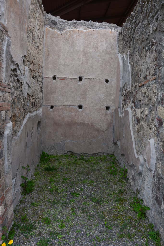 IX.5.9 Pompeii. March 2017. Room �h�, looking east across small storeroom or cupboard.
Foto Christian Beck, ERC Grant 681269 D�COR.

