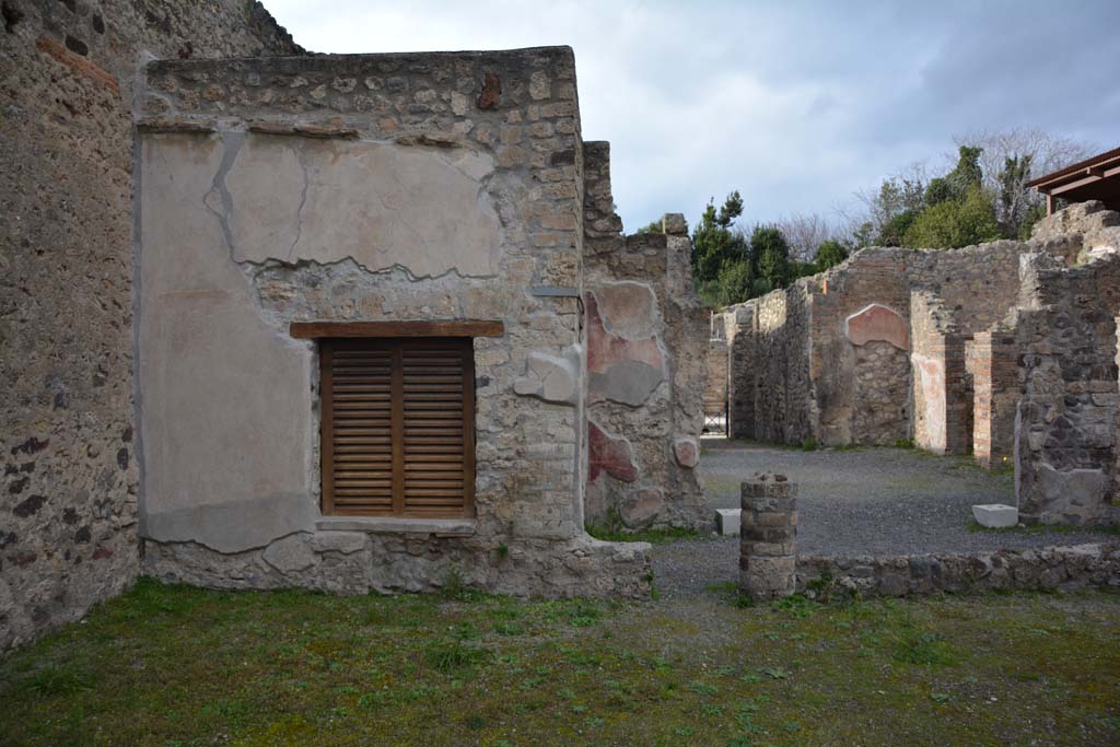 IX.5.9 Pompeii. March 2017. Room �i�, looking north along west side of peristyle towards atrium �b�.
Foto Christian Beck, ERC Grant 681269 D�COR.
