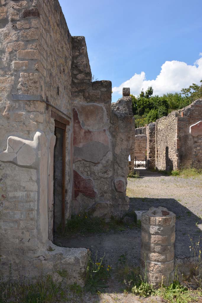 IX.5.9 Pompeii. May 2017. 
Room �i�, looking north towards north-west corner of north portico.
Foto Christian Beck, ERC Grant 681269 D�COR.
