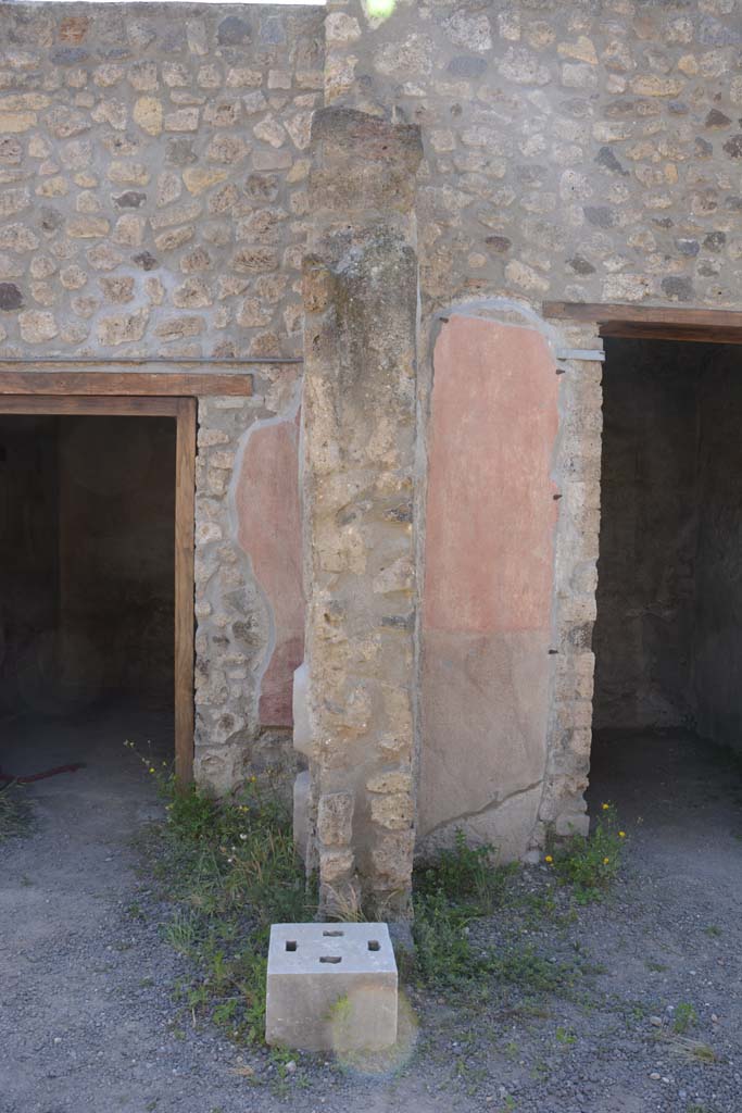 IX.5.9 Pompeii. May 2017. 
Room �i�, looking west from north portico towards pilaster with doorway to room �l (L)� on left, and room �e� on right.
Foto Christian Beck, ERC Grant 681269 D�COR.
