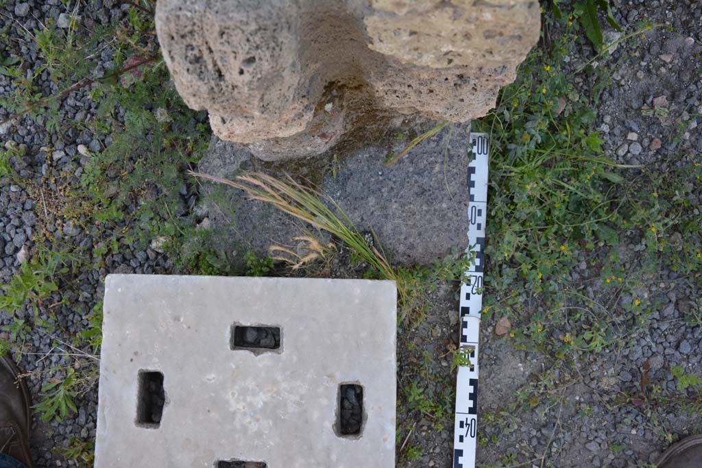 IX.5.9 Pompeii. May 2017. Room �i�, lower pilaster on west side of north portico.
Foto Christian Beck, ERC Grant 681269 D�COR.

