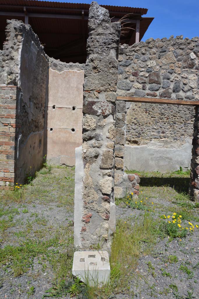 IX.5.9 Pompeii. May 2017. 
Room �i�, looking east from north portico with doorway to room �h� on left, and room �m� on right.
Foto Christian Beck, ERC Grant 681269 D�COR.
