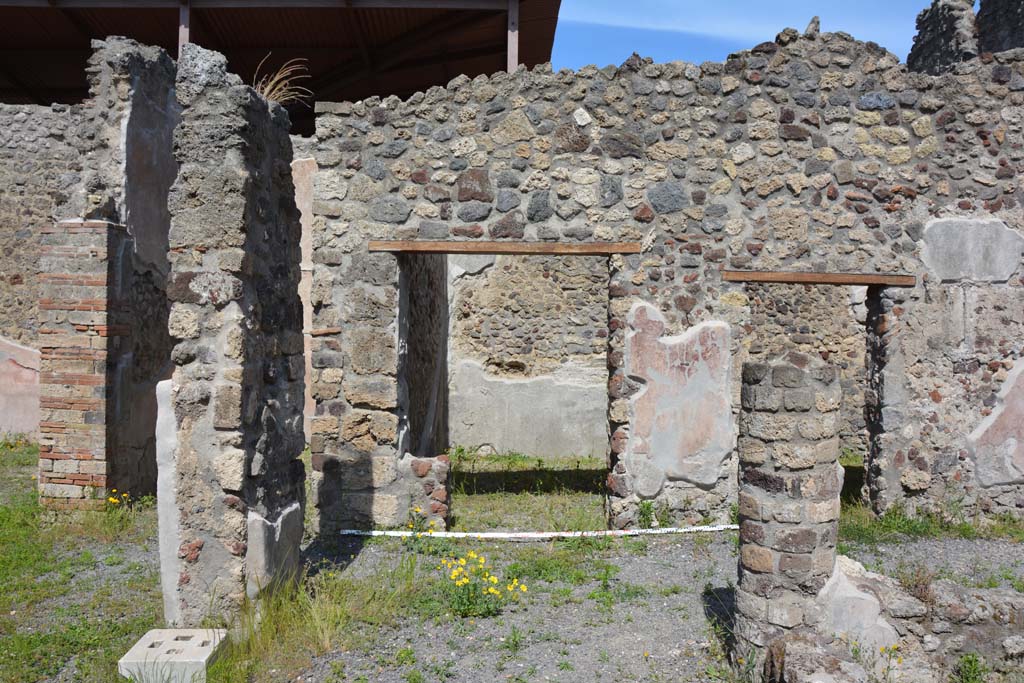 IX.5.9 Pompeii. May 2017. Room �i�, looking east along north portico towards room �m�, with two doorways.
Foto Christian Beck, ERC Grant 681269 D�COR.
