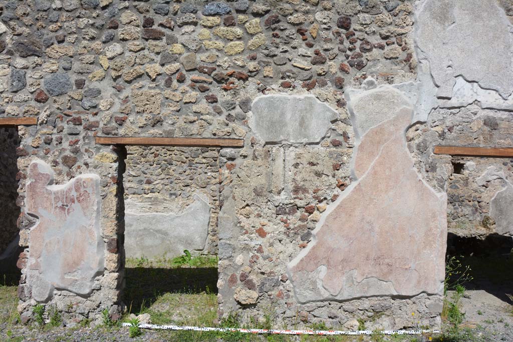 IX.5.9 Pompeii. May 2017. 
Room �i�, east wall with doorway on south end of room �m�, centre left, and doorway to room �n� on right.
Foto Christian Beck, ERC Grant 681269 D�COR.

