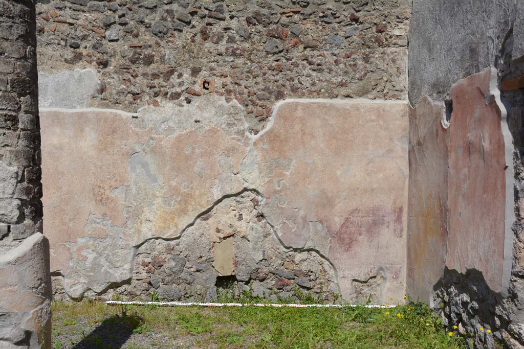 IX.5.9 Pompeii. May 2017. Room �i�, looking towards east wall in south-east corner of peristyle.
Foto Christian Beck, ERC Grant 681269 D�COR.


