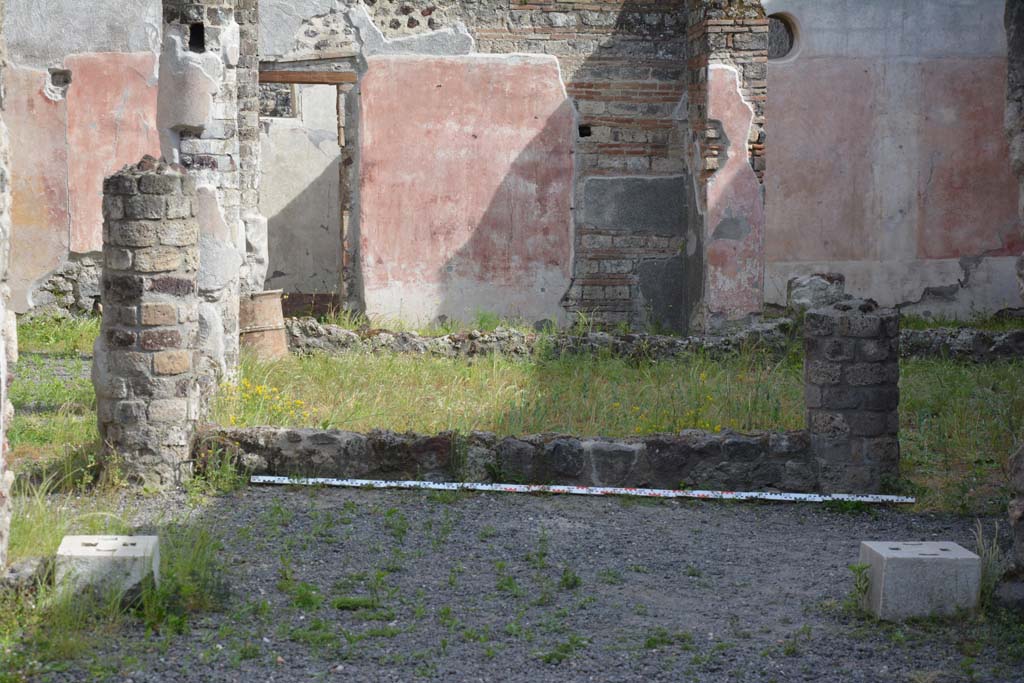 IX.5.9 Pompeii. May 2017. Looking south from atrium �b� across north portico towards peristyle, room �i�.  
Foto Christian Beck, ERC Grant 681269 D�COR.

