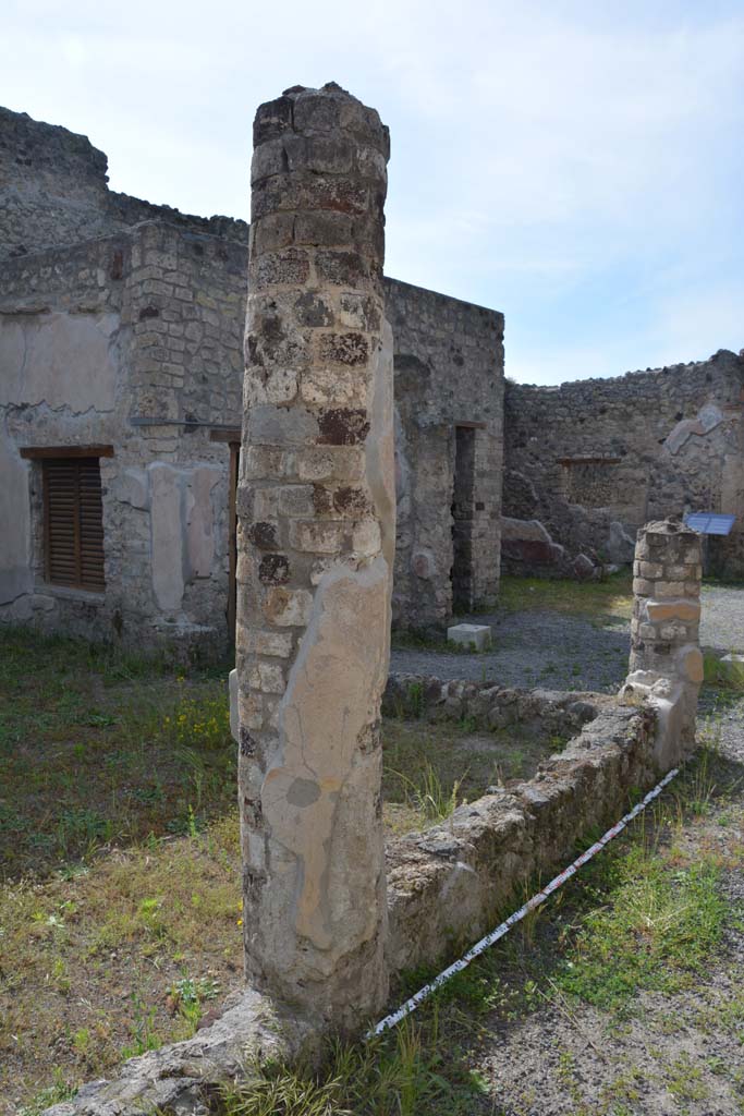 IX.5.9 Pompeii. May 2017. 
Room �i�, looking north-west along small peristyle wall on east portico at north end. 
Foto Christian Beck, ERC Grant 681269 D�COR.

