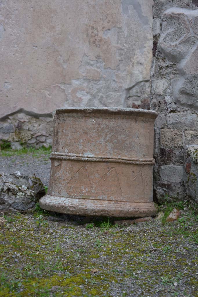 IX.5.9 Pompeii. March 2017. Room �i�, puteal on east portico.
Foto Christian Beck, ERC Grant 681269 D�COR.
