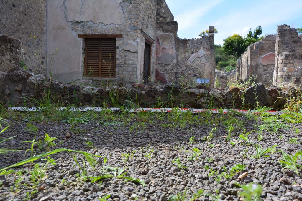 IX.5.9 Pompeii. May 2017. Room �i�, looking north across south portico towards small peristyle wall. 
Foto Christian Beck, ERC Grant 681269 D�COR.
