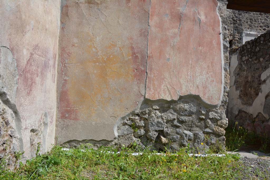 IX.5.9 Pompeii. May 2017. Room �i�, detail from lower south wall in south-east corner.
Foto Christian Beck, ERC Grant 681269 D�COR.
