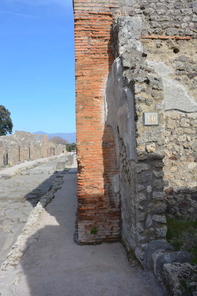 IX.5.10 Pompeii. March 2017. 
Looking towards east side of entrance doorway, and along Via di Nola.
Foto Christian Beck, ERC Grant 681269 D�COR.
