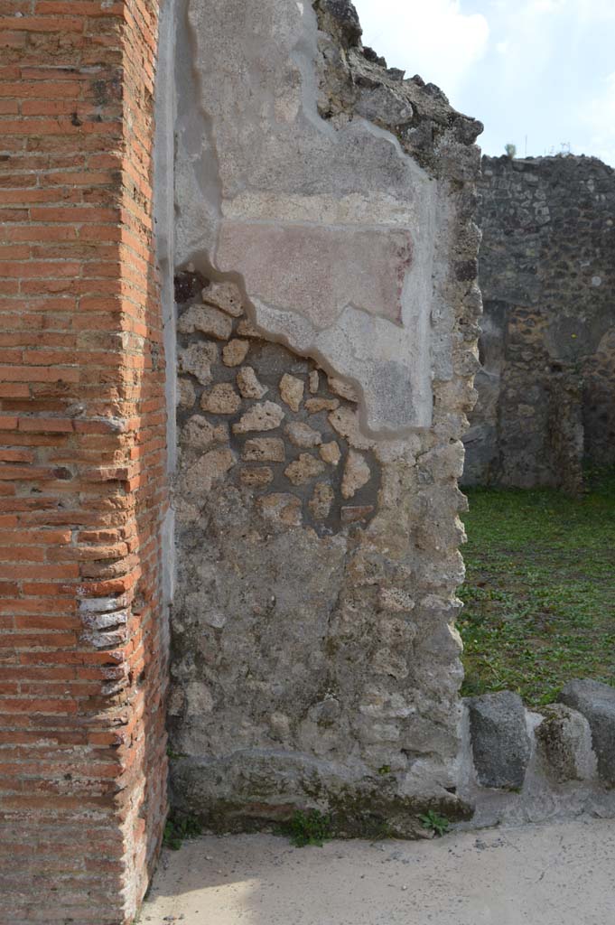 IX.5.10 Pompeii. March 2019. Looking south to pilaster on east side of entrance doorway.
Foto Taylor Lauritsen, ERC Grant 681269 D�COR.
