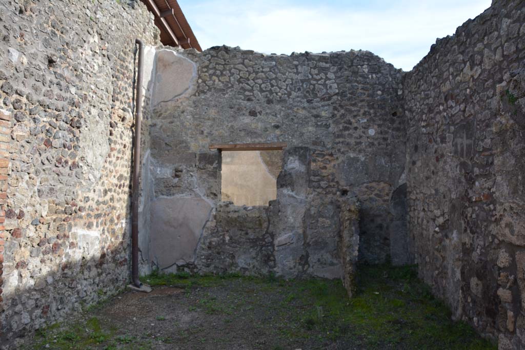 IX.5.10 Pompeii. March 2017. Looking towards south wall with window into IX.5.9. 
Foto Christian Beck, ERC Grant 681269 D�COR.

