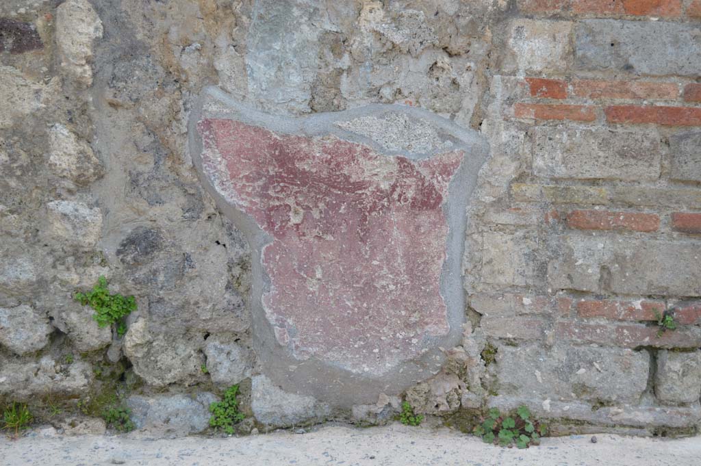 Pilaster between IX.5.10, on left, and IX.5.9, on right, Pompeii. March 2019. Painted red plaster/stucco on lower wall/zoccolo.
Foto Taylor Lauritsen, ERC Grant 681269 D�COR.
