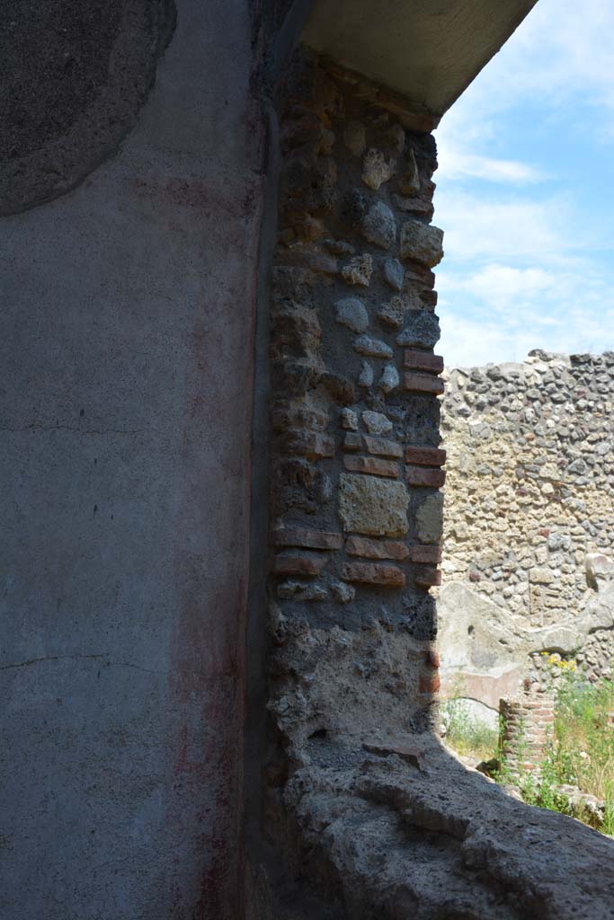 IX.5.11 Pompeii. May 2017. Room k, window at south end of east wall in south-east corner.
Foto Christian Beck, ERC Grant 681269 D�COR.
