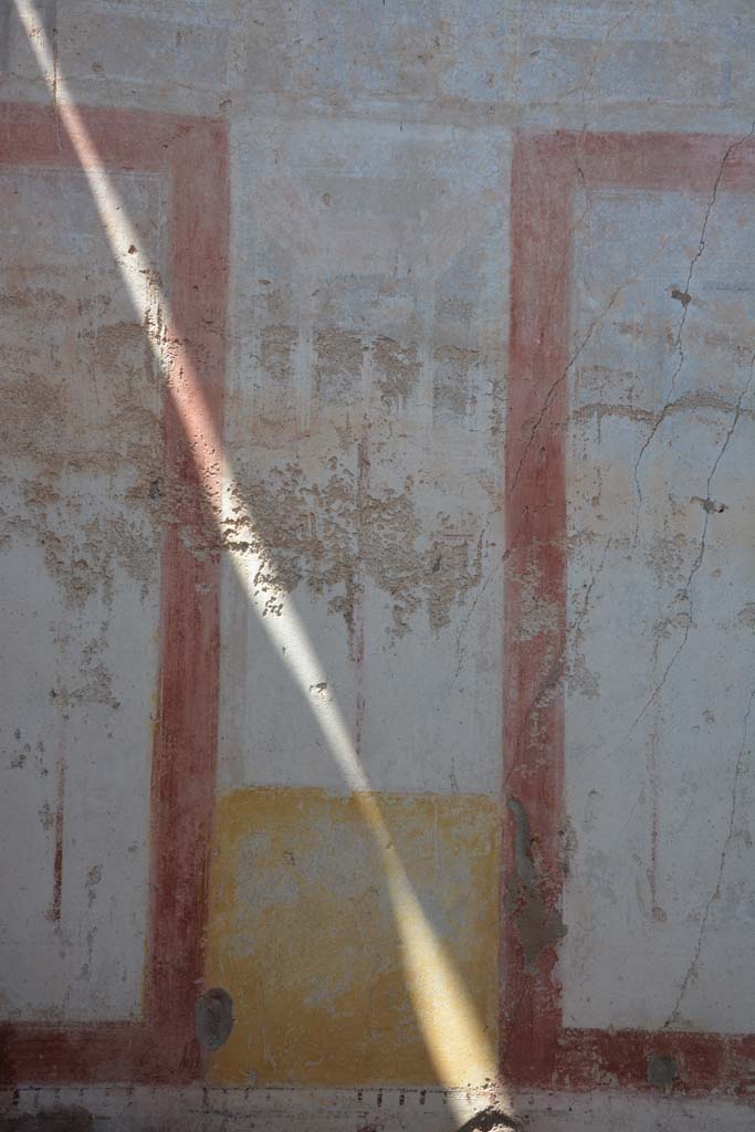 IX.5.11 Pompeii. May 2017. 
Room k, central panel on north wall with remains of architectural decoration.
Foto Christian Beck, ERC Grant 681269 D�COR.
