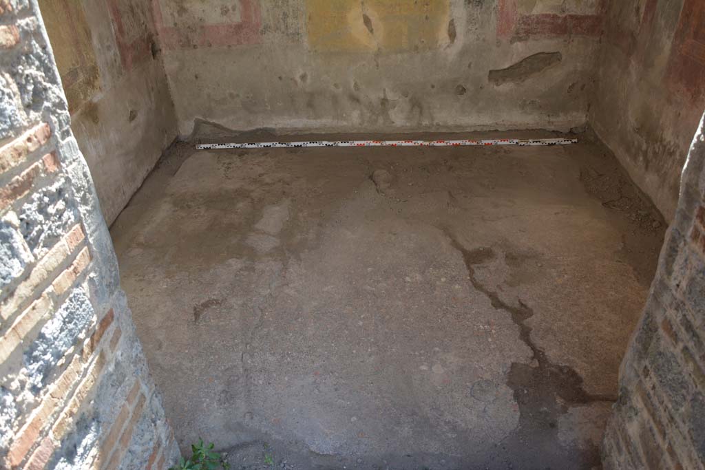 IX.5.11 Pompeii. May 2017. Room f, looking west across flooring through entrance doorway.
Foto Christian Beck, ERC Grant 681269 D�COR.

