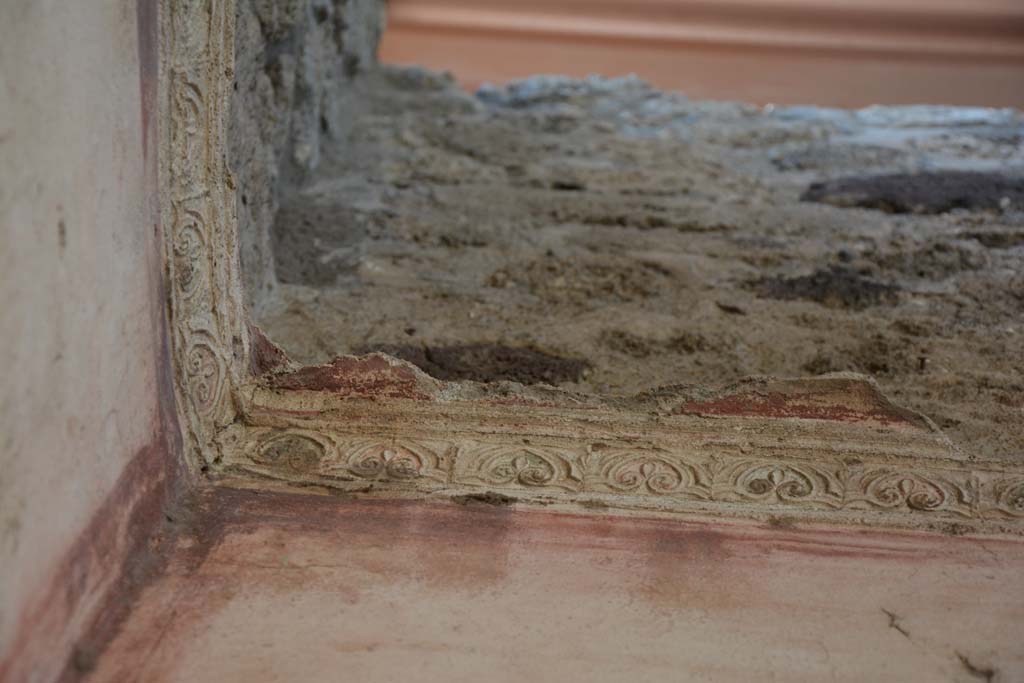 IX.5.11 Pompeii. May 2017. Room f, detail from upper north wall at west end with red and green stucco cornice.
Foto Christian Beck, ERC Grant 681269 D�COR.
