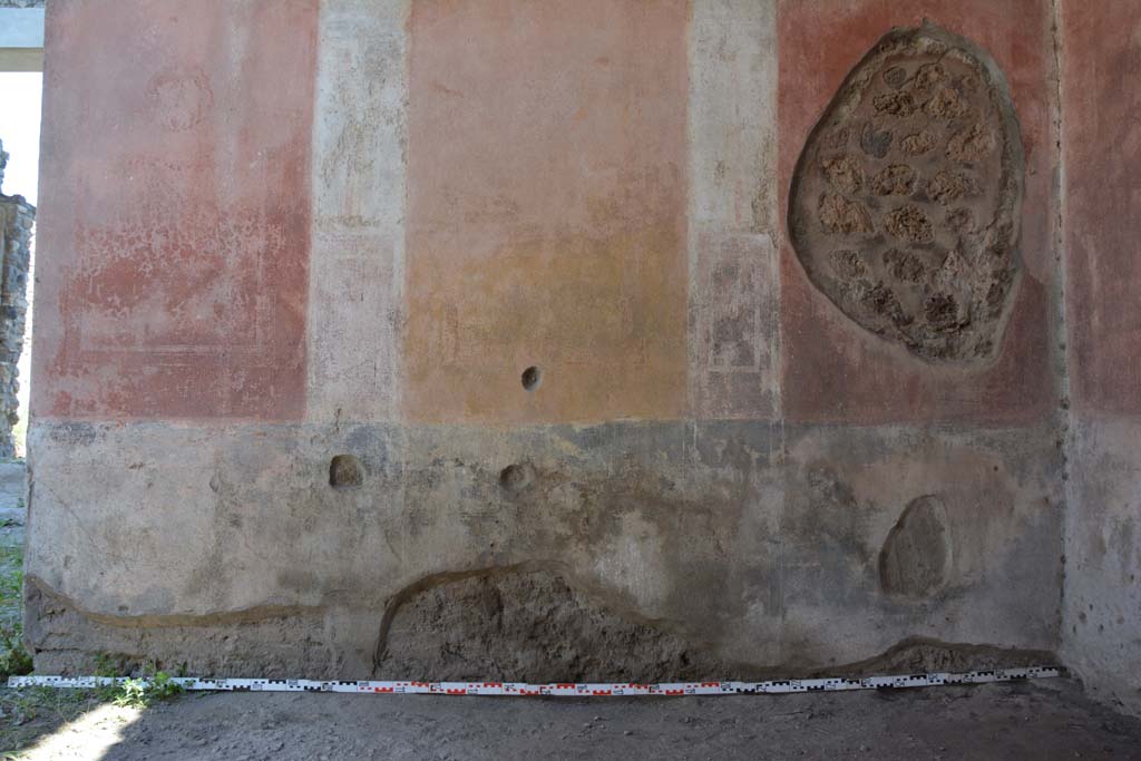 IX.5.11 Pompeii. May 2017. Room e, looking towards lower south wall. 
Foto Christian Beck, ERC Grant 681269 D�COR.
