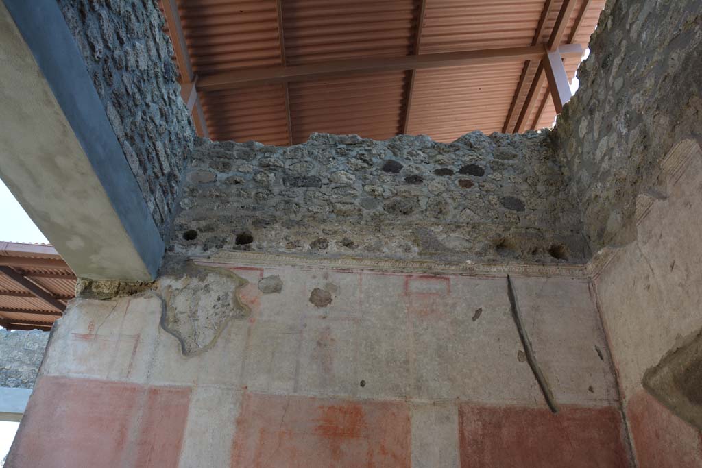 IX.5.11 Pompeii. May 2017. Room e, upper south wall with remaining painted decoration. 
Foto Christian Beck, ERC Grant 681269 D�COR.

