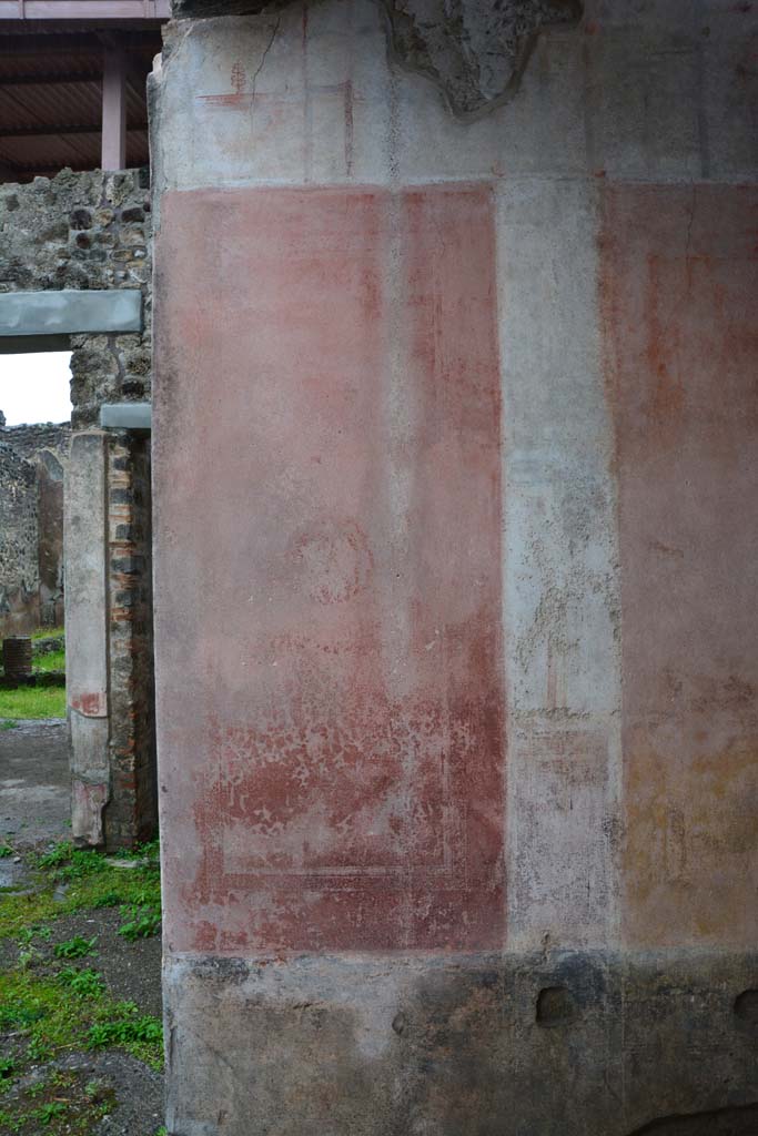 IX.5.11 Pompeii. March 2017. Room e, panel at east end of south wall, detail of painted decoration. 
Foto Christian Beck, ERC Grant 681269 D�COR.

