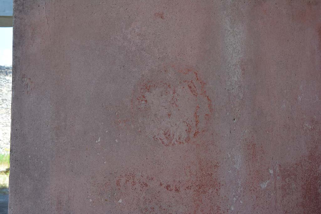 IX.5.11 Pompeii. May 2017. Room e, faded medallion with two figures from east end of south wall. 
Foto Christian Beck, ERC Grant 681269 D�COR.
