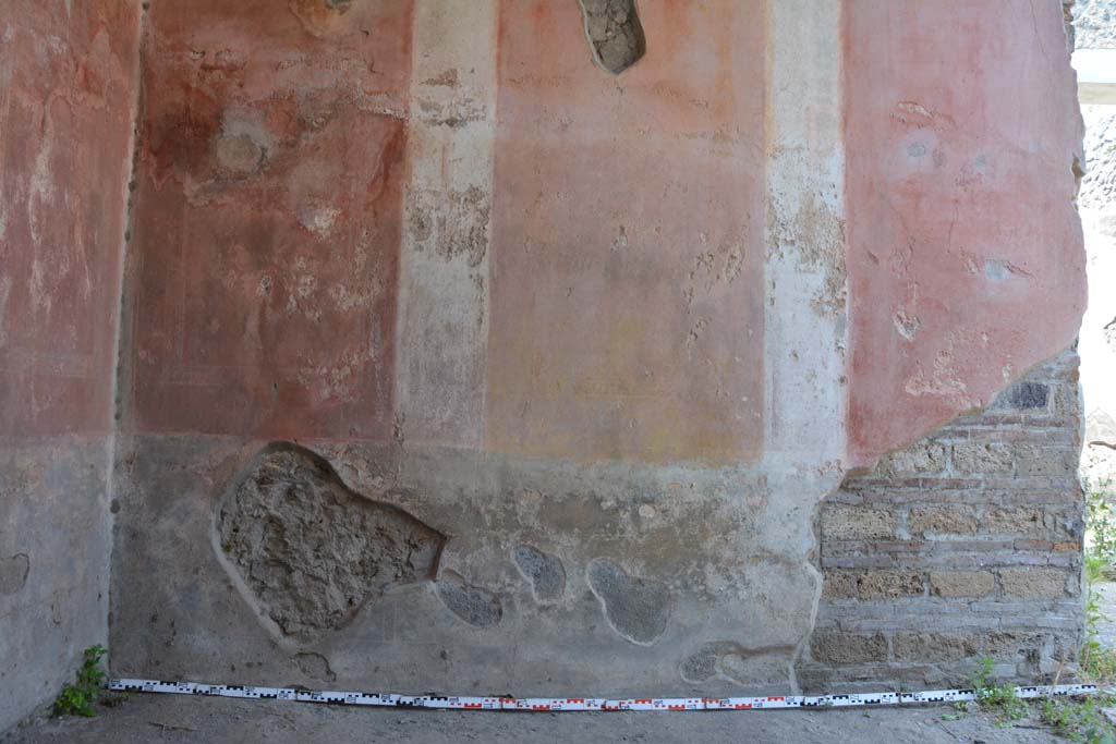 IX.5.11 Pompeii. May 2017. Room e, lower north wall. 
Foto Christian Beck, ERC Grant 681269 D�COR.
The central yellow panel would have contained a medallion, now completely faded, that showed a young girl with a scroll.
Other medallions were in the red side panels.


