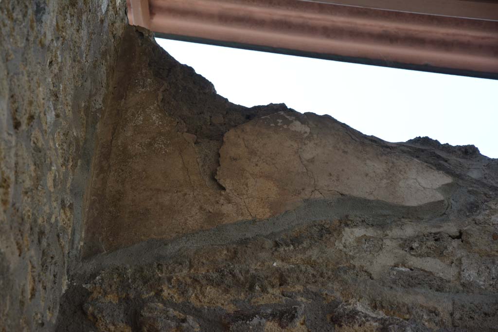IX.5.11 Pompeii. May 2017. Room e, remaining plaster high on upper north wall.  
Foto Christian Beck, ERC Grant 681269 D�COR.
