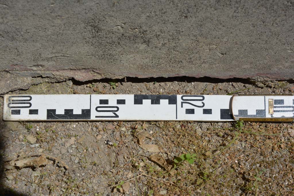 IX.5.11 Pompeii. May 2017. Room d, detail of lower east wall and flooring.
Foto Christian Beck, ERC Grant 681269 D�COR.
