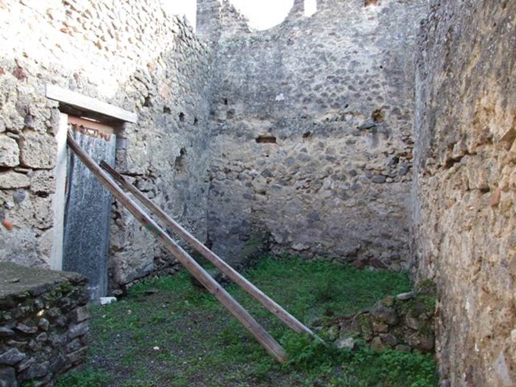 IX.5.11 Pompeii. December 2007. Room 13, looking south. Kitchen area, showing site of room 14 with low walls, rear exit at IX.5.13, and latrine in south-east corner.
