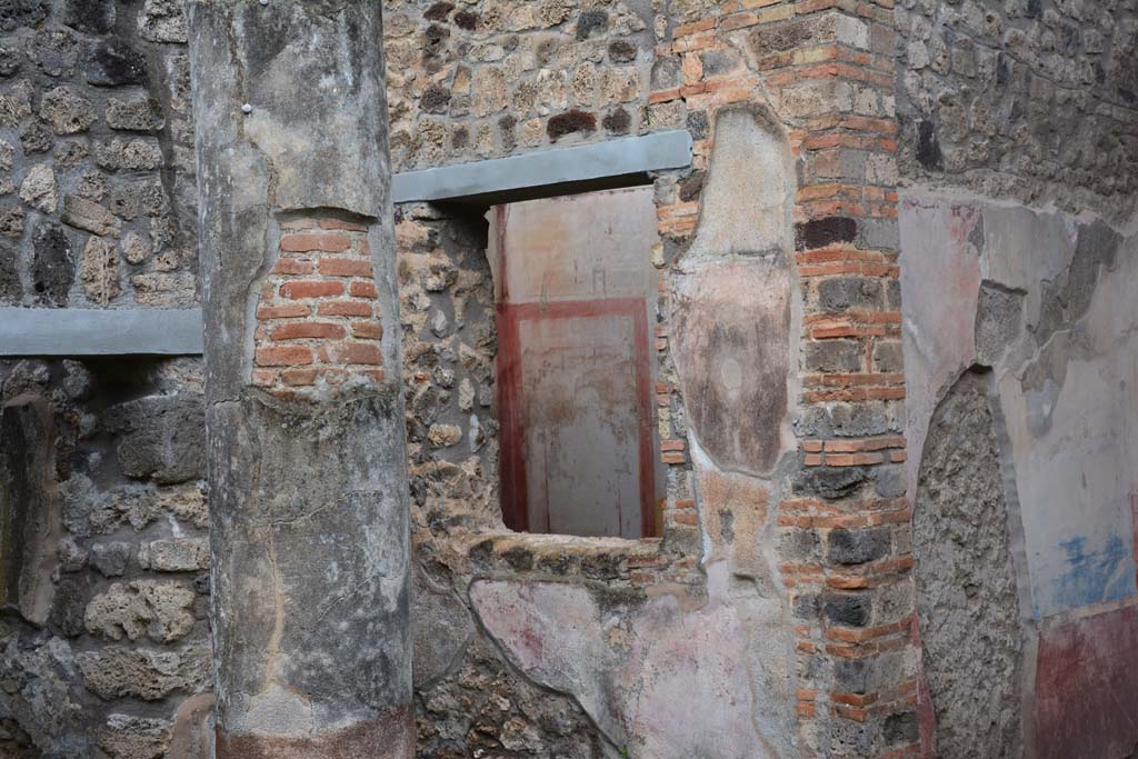 IX.5.11 Pompeii. March 2017. 
Peristyle n, north-west corner, doorway to room u, on left, window to room k, in centre, and west wall of tablinum, on right.
Foto Christian Beck, ERC Grant 681269 D�COR.

