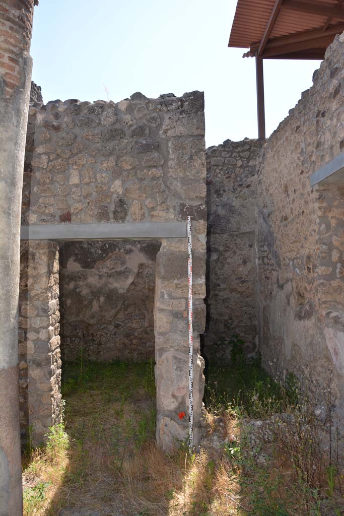 IX.5.11 Pompeii. May 2017. 
Peristyle n, looking west towards doorway to room o, on left, and room u, on right.
Foto Christian Beck, ERC Grant 681269 D�COR.
