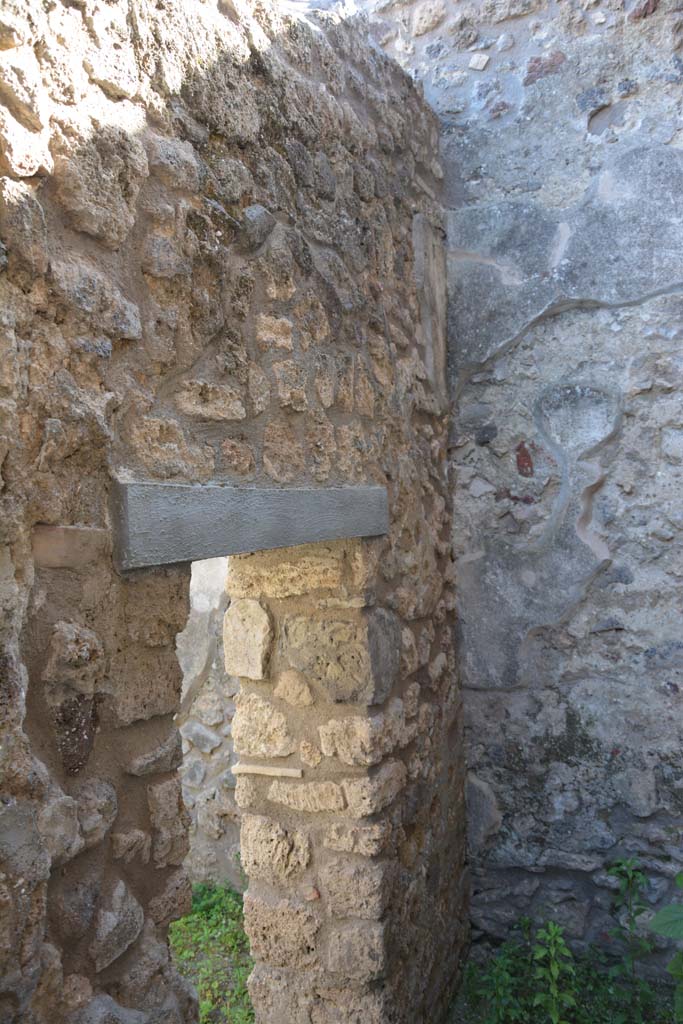 IX.5.11 Pompeii. May 2017. 
Room u, south wall with small doorway from room o, and south-west corner.
Foto Christian Beck, ERC Grant 681269 D�COR.

